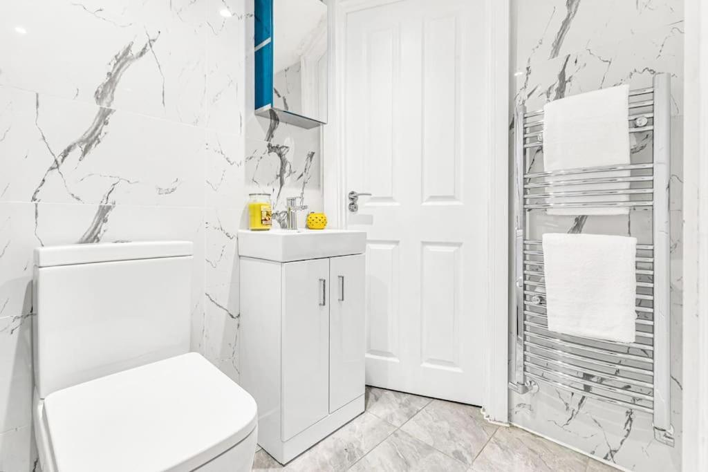 Luxstay Holland Park Apartment With Ac 런던 외부 사진