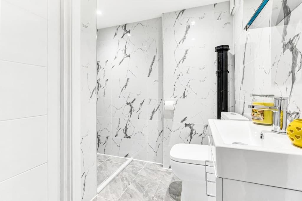 Luxstay Holland Park Apartment With Ac 런던 외부 사진